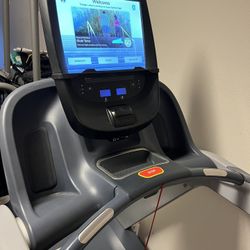 PRECOR 885 TRM COMMERCIAL TREADMILL WITH P82 SCREEN