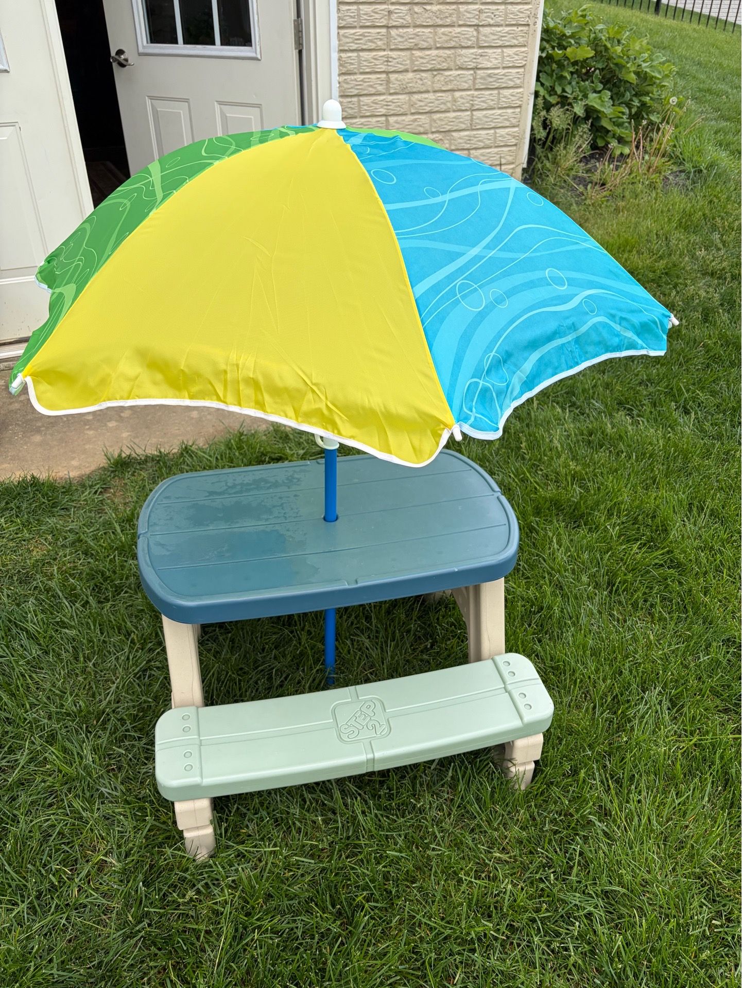 Step 2 Pinic table with Umbrella