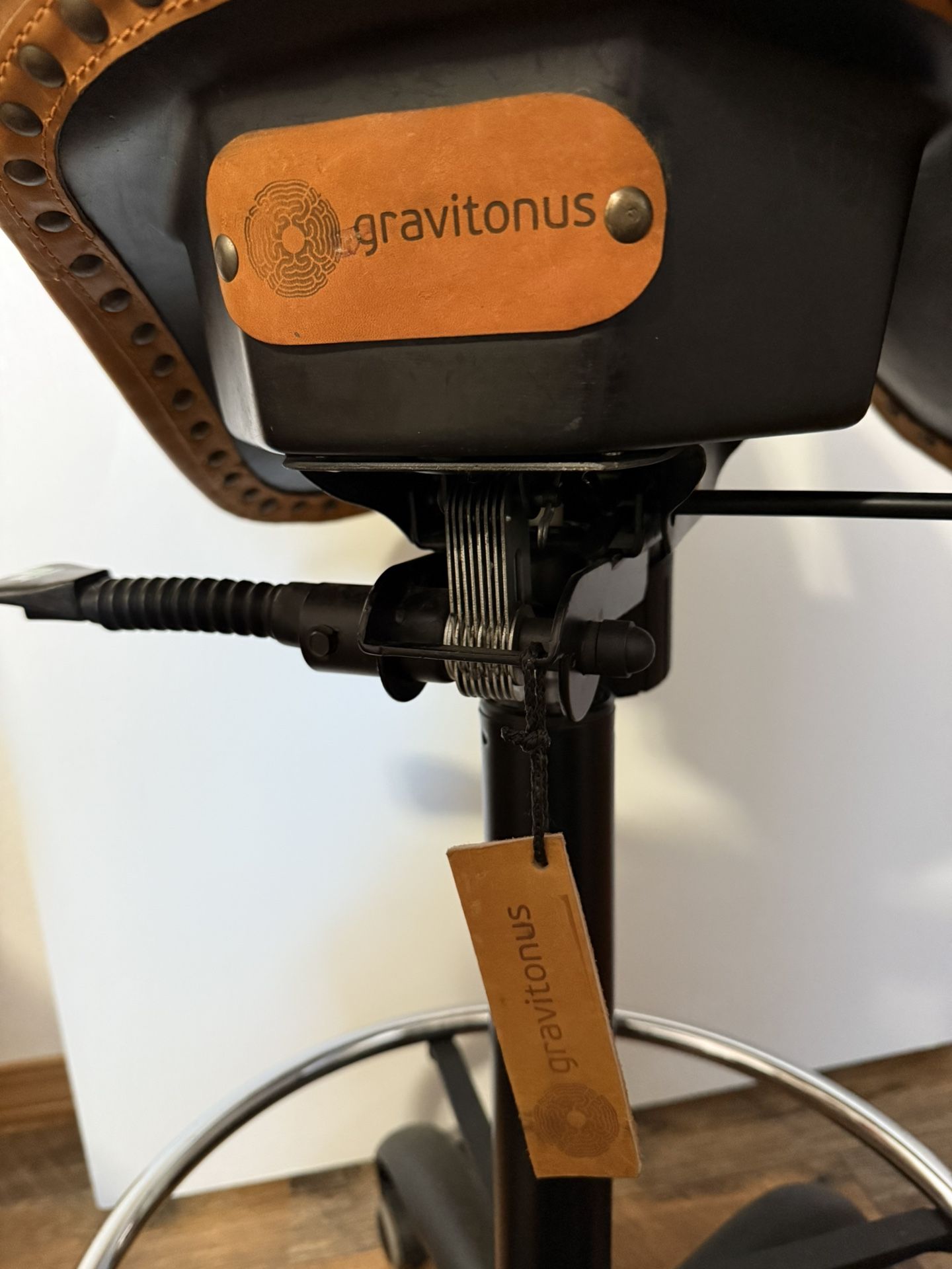 Gravitonus Split Saddle Chair 