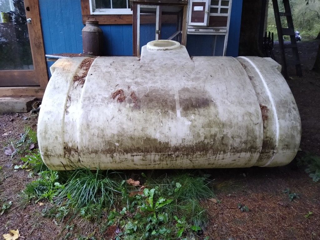 500 gallon holding tank, needs cover and plug