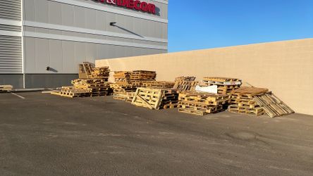FREE PALLETS