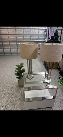 Mesa, dos lámparas y una planta todo por $150