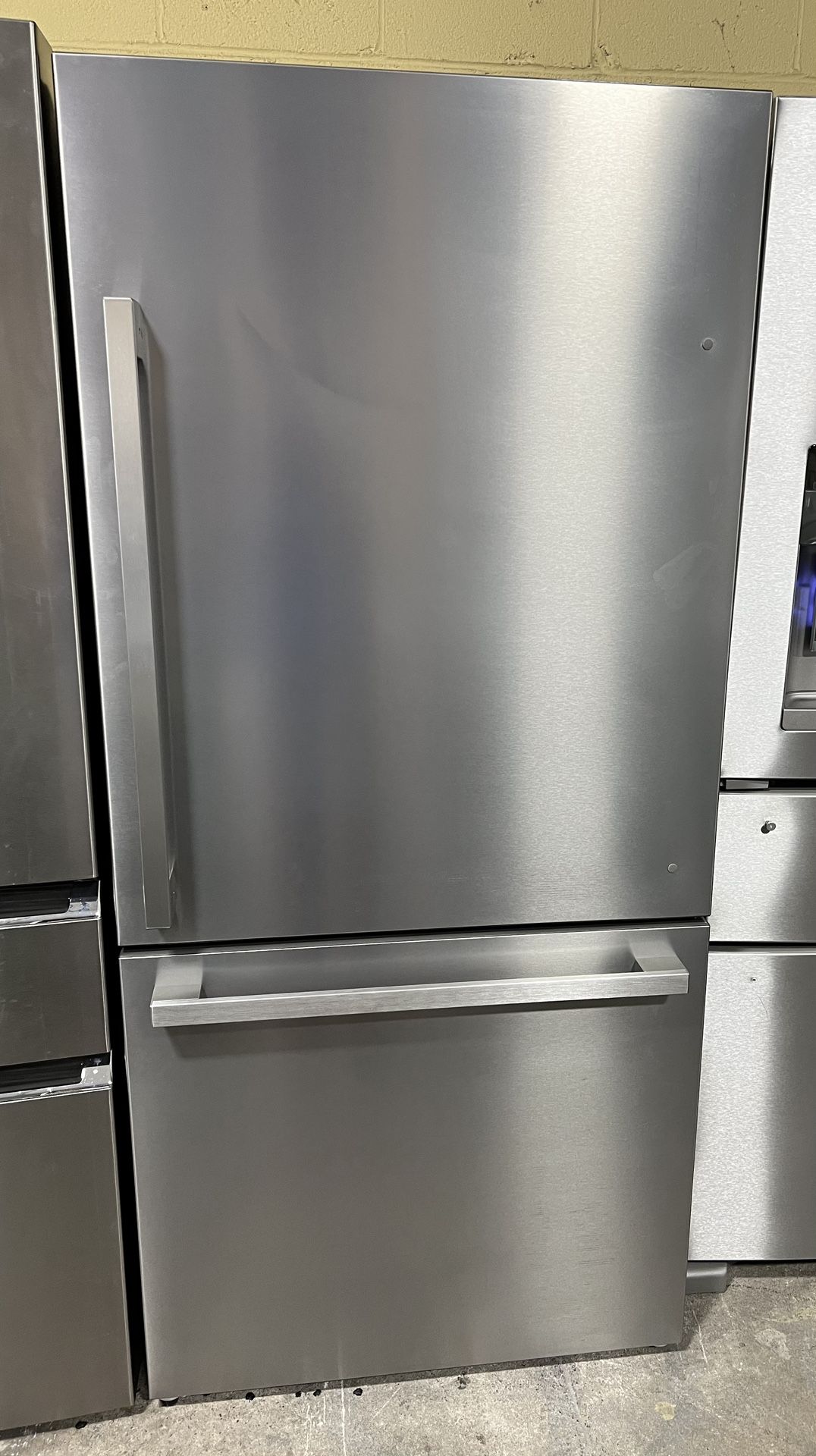 NEW 32” COUNTER-DEPTH Refrigerator 17.2cu.ft.