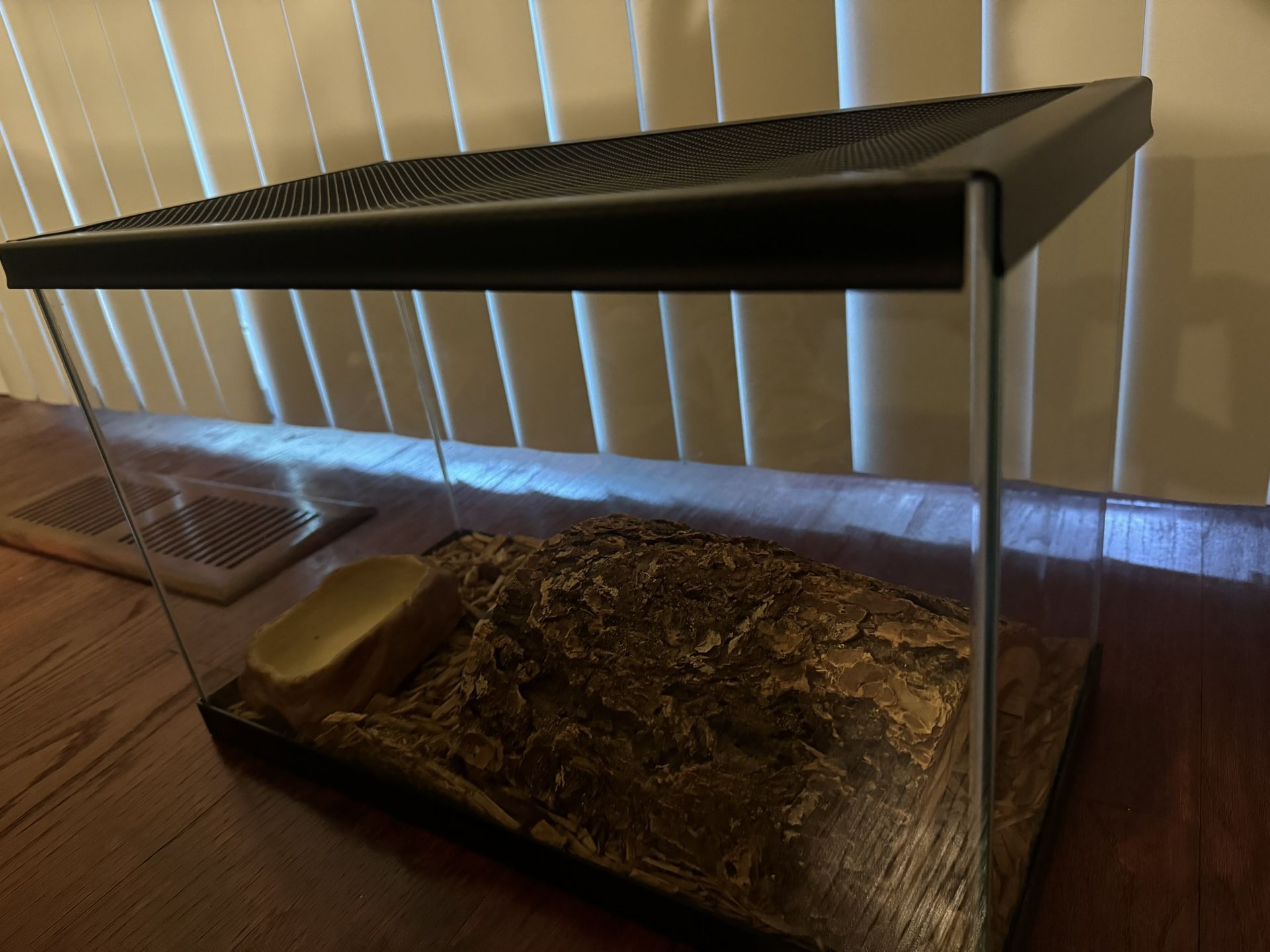 Like New 10 Gallon Tank With Lid For Reptile