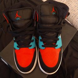 Air Jordan 1 Mid GS size 7Y
