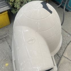 Medium igloo dog house