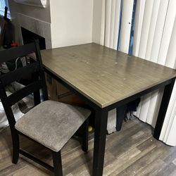 Kitchen Table/ 4 Chairs 