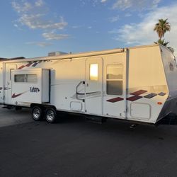 2005 Tahoe made by Thor travel trailer  25ft 4 season 