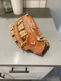Louisville Slugger 12 3/4 inch Baseball glove in great condition. 100 % Cowhide leather model HBG23 Ahwatukee area