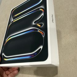 Selling New iPad Pro Black 13 inch M5 512GB Price Firm Cellular Brand New has 1 Year Apple Warranty 