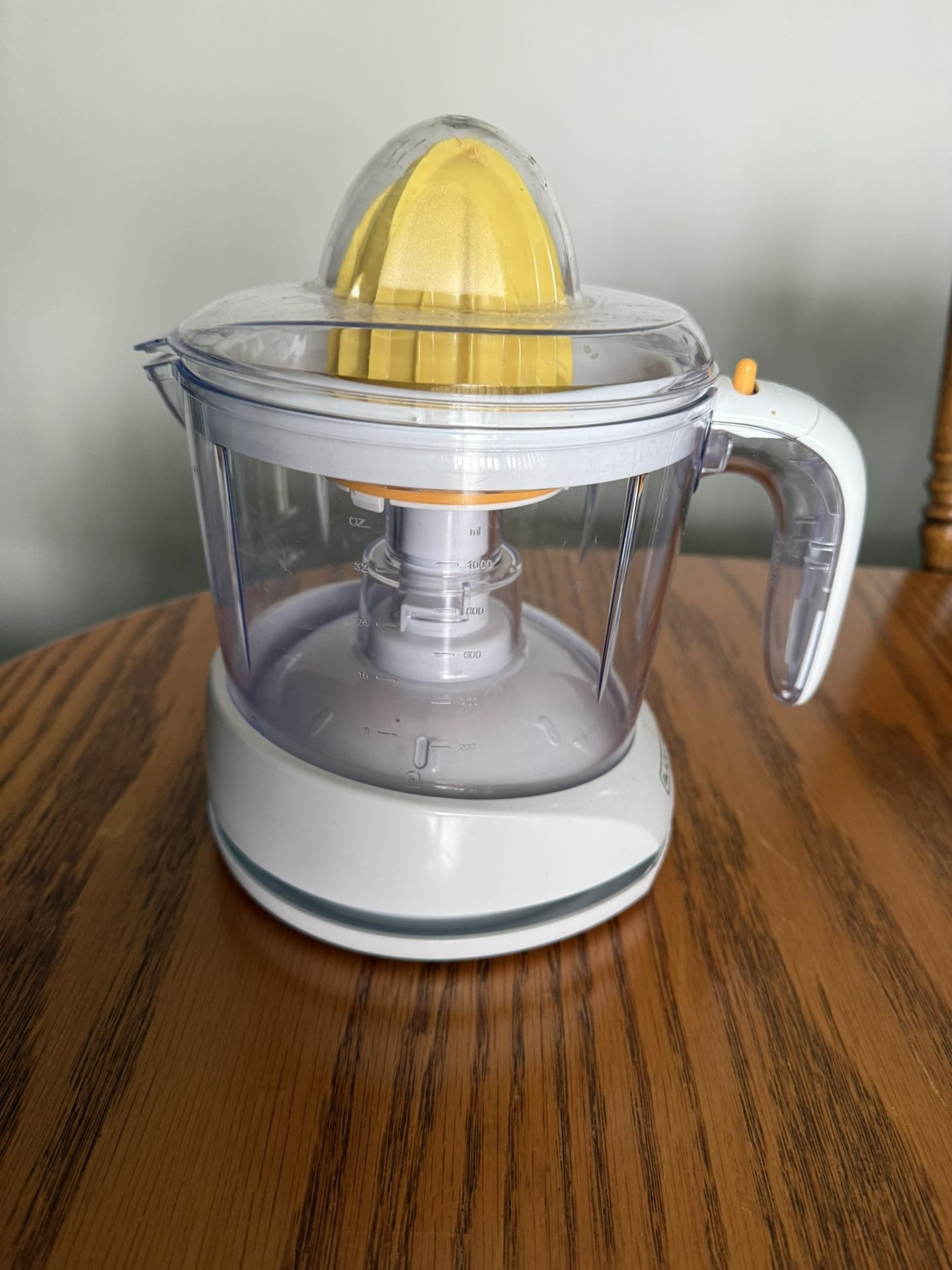 32oz Electric Citrus Juicer. •