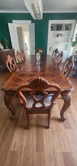 Dining table w/8 chairs and 2 leaves