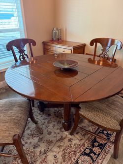 Dining table and four chairs. Converts from round to square Pick up in Sylmar.