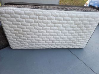 Twin size matress in good condition 9 deep