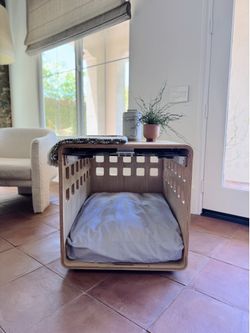 Fable Signature Dog Crate | Medium | Acrylic Door | Excellent Condition
