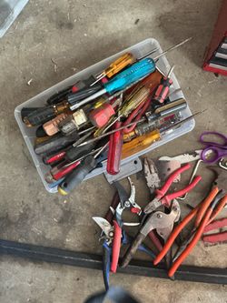 Bucket of screw driver