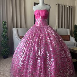 STUNNING 🩷 HOT “BARBIE” PINK 🩷 SWEETHEART HALTER NECKLINE CRYSTAL BEADED SILVER SEQUIN CORSET QUINCEAÑERA BALL GOWN 🩷 SIZE 4 🩷 LIKE NEW 🩷
