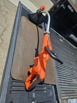 Black and Decker 14 in. 7.5 AMP Corded Electric Curved Shaft 0.080 in. Single Line 2-in-1 String Trimmer & Lawn Edger with Automatic Feed