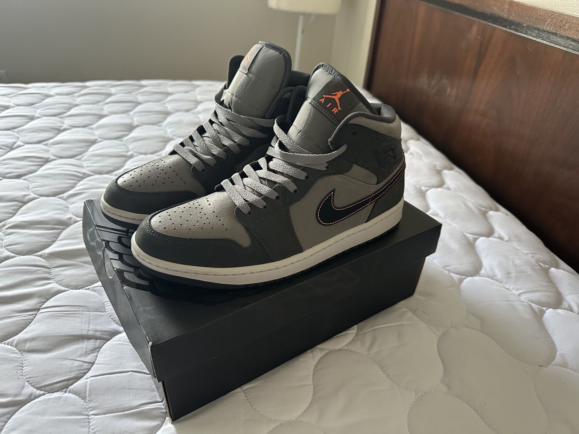 Air Jordan 1 Mid SE