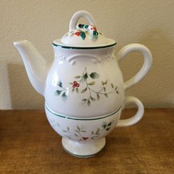 Pfaltzgraff Winterberry Sculpted Tea For One set