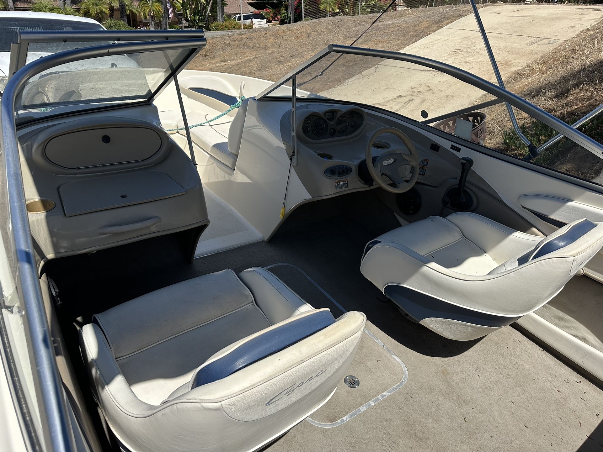 2003 Bayliner 2150 sport seating