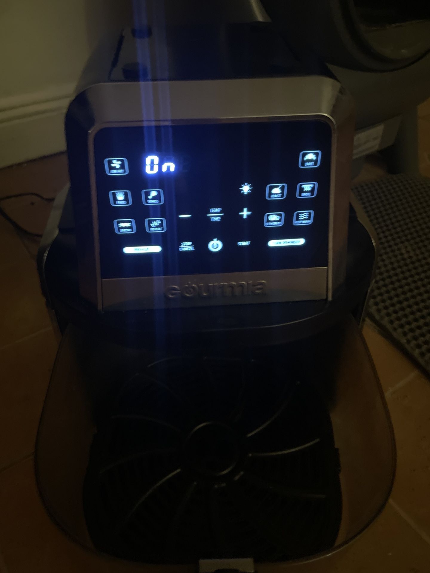 Digital display air fryer by Gourmia.