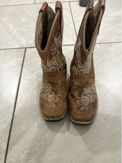 Ropa y botas todo por $40