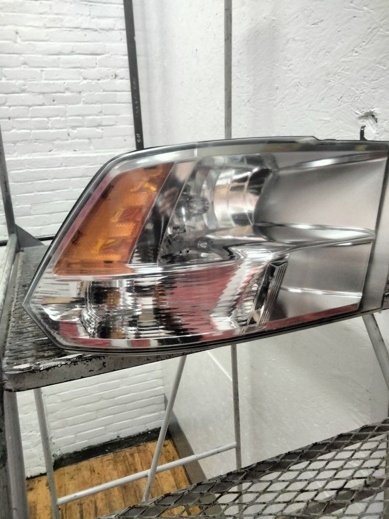 2010/2016 Passenger Side Headlight Dodge Ram 1500