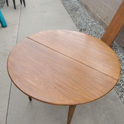 Vintage Maple Round Table With Leaf