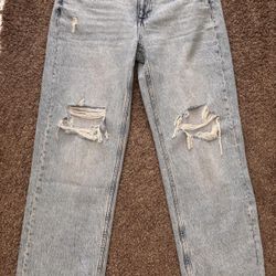 Light Washed Low Waisted Ripped Jeans