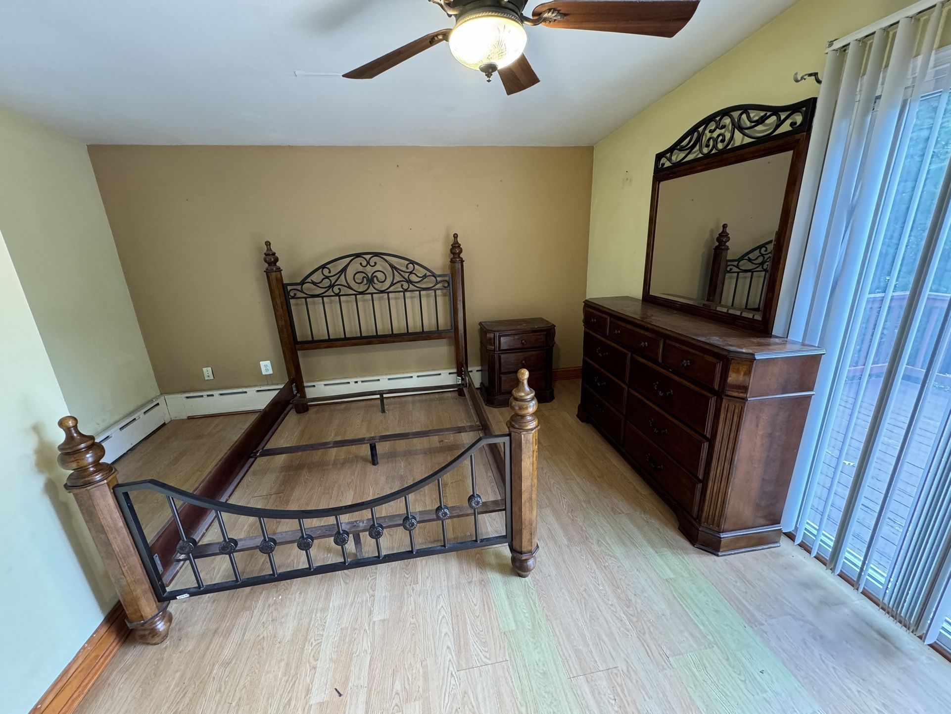 QUENN WOOD BEDROOM SET 3 PIECES: Bed, Dresser With Mirror And Night Stand.