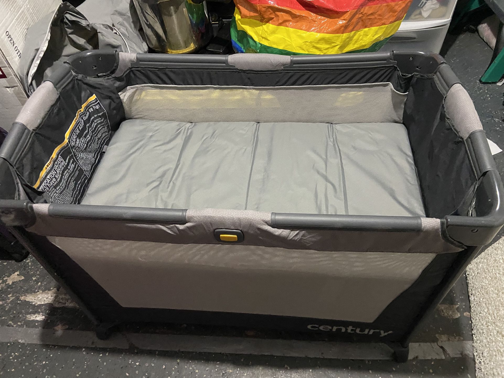 Century Compact Play Pen With Bassinet