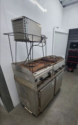 COMMERCIAL GRILL WITH BOTTOM FRIDGE