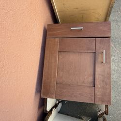 4 Cabinets With Drawers 