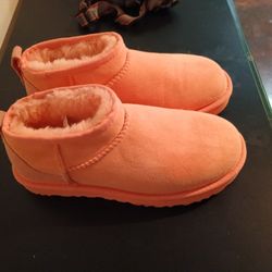 UGGS SIZE 6