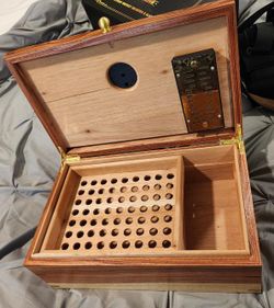 Custom-made Wooden (Cedar) Cigar Humidor (NEW)