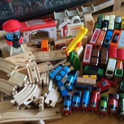 Lots of Thomas Wooden Trains! Brio tracks and buildings