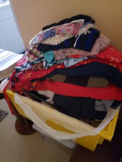Ropa Muy Fina Buenas Condiciones Usada Cómo Nueva Tengo Pacas De 100 Piezas Con Zapatos Nuevos Y Usados Y Si No Quiere Paca $7 La Pieza De Ropa .