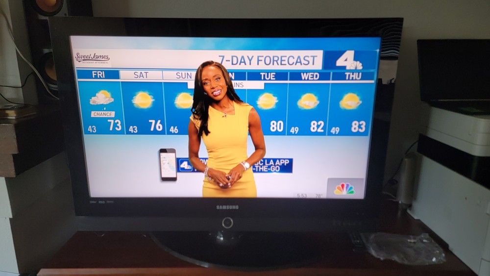Samsung 44" HDTV, HDMI, RCA, HD TV Antenna, Cable, Remote, Digital Antenna.