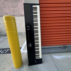 NATIVE INSTRUMENTS 88KEY W/ Power Adapter  