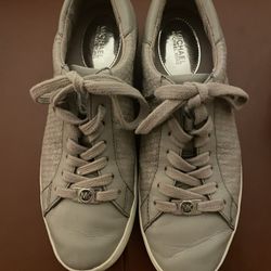 Tennis shoes Michael Kors Size 8