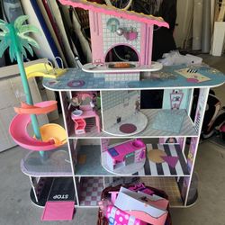 Dollhouse w/ Furniture And Dolls - Rainbow High