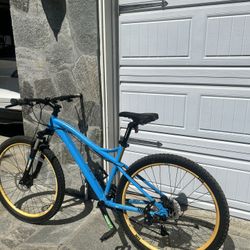 Diamondback Lux 2.75 24Speed Aluminum mtn Bike Super lightweight frame for 5,7-5,10”.  Adjustable shocks, ready to ride.
