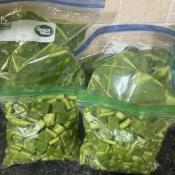 Nopales frescos con espina y pelados