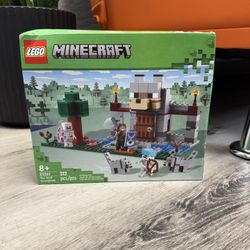 LEGO Minecraft The Wolf Stronghold Fortress Playset Video Game Toy 21261