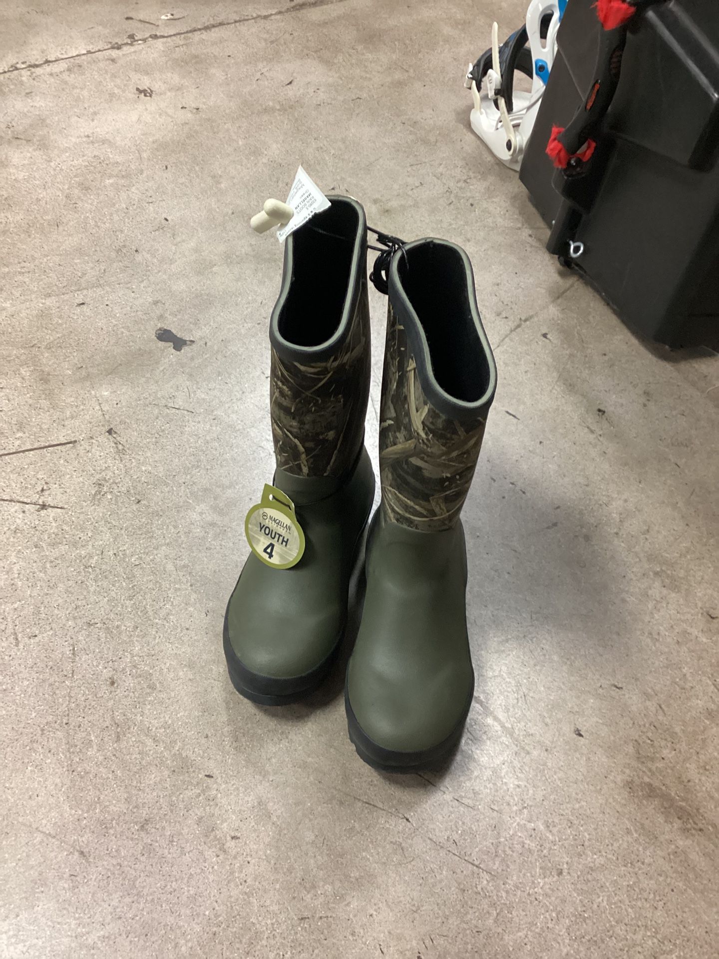 Magellan Ourdoors Size Youth 4 Rain Boots (Read Description)