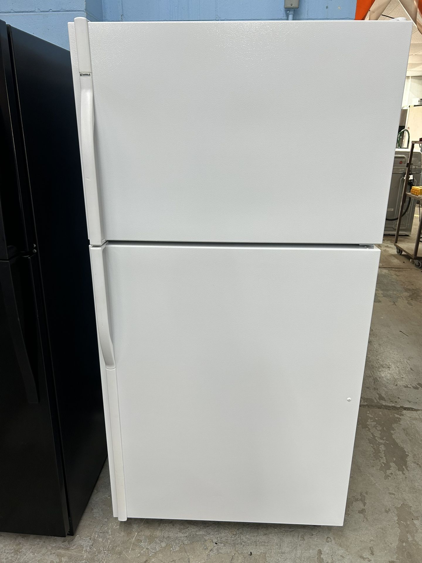 White 22 Cubic Foot Refrigerator