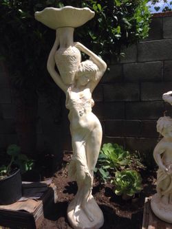 Statua mana con cargando un jaron