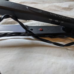 REVLON HAIR STRAIGHTENER