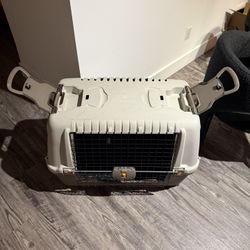 Hard plastic dog carrier / Pet carrier